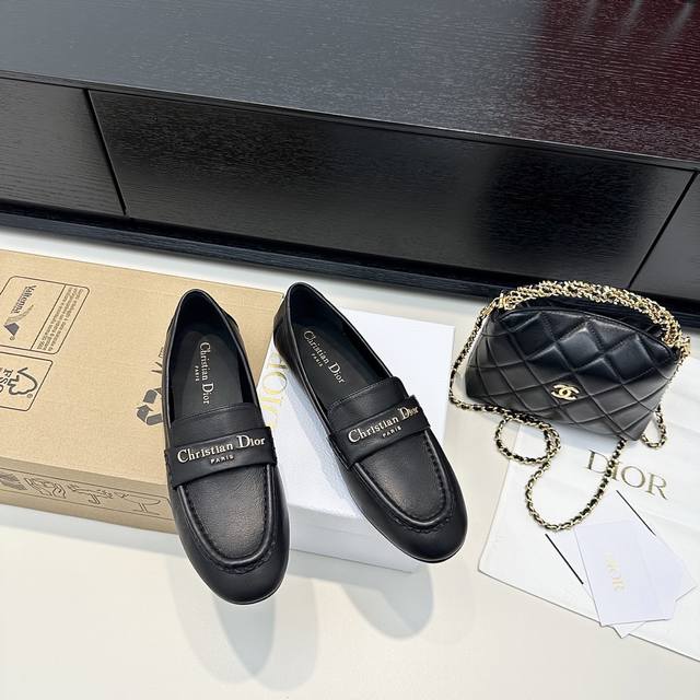 代购版 Dior迪奥25Ss 春夏新款Dior圆头平底乐福鞋 这款 My Dior 露跟高跟鞋是2025春夏成衣系列新品，精致优雅。采用牛皮革精心制作，尖头设计