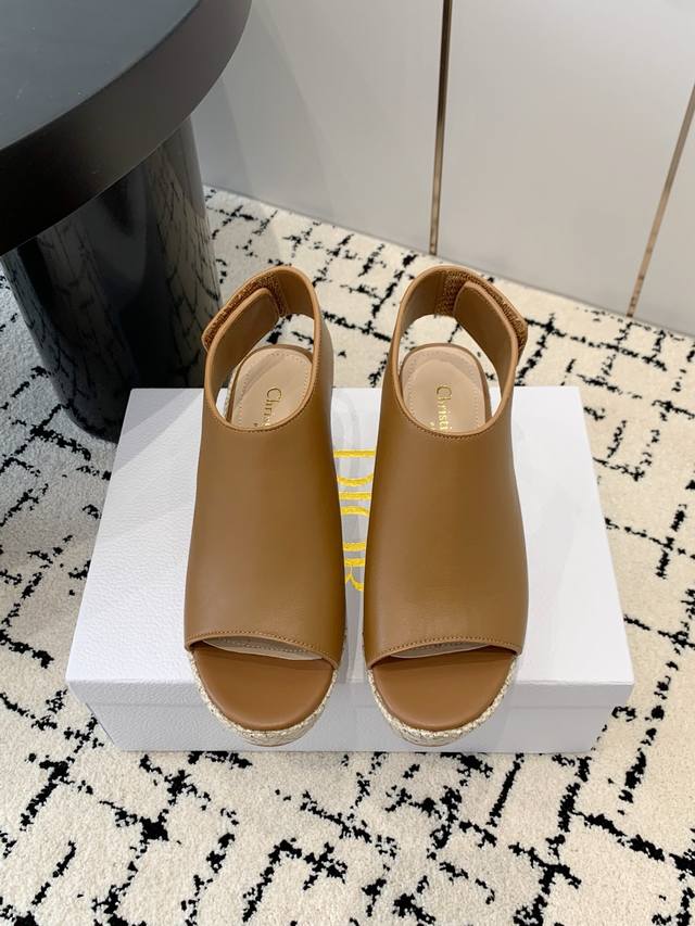 出厂 ，Dior 迪奥25Ss春夏新款D-Attitude 坡跟凉拖鞋 防水台拖鞋 这款 Attitude Dior坡跟凉拖 从复古标识汲取灵感 彰显现代风格