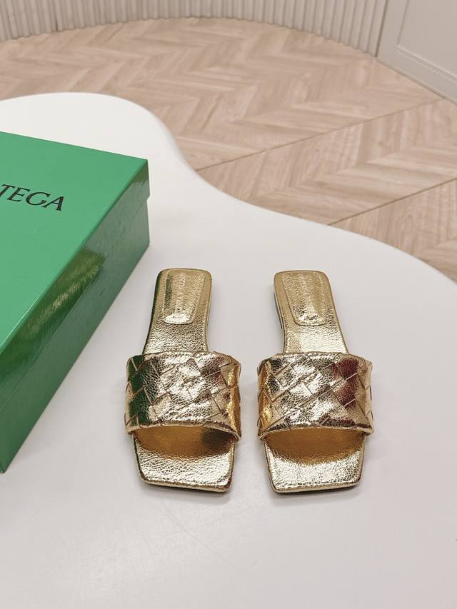 出厂 ，Bottega Veneta 2025系列 葆蝶家Bv 新款穆勒凉鞋 简约的线条设计，超经典的V型展现于鞋面，交织出满满的松弛感