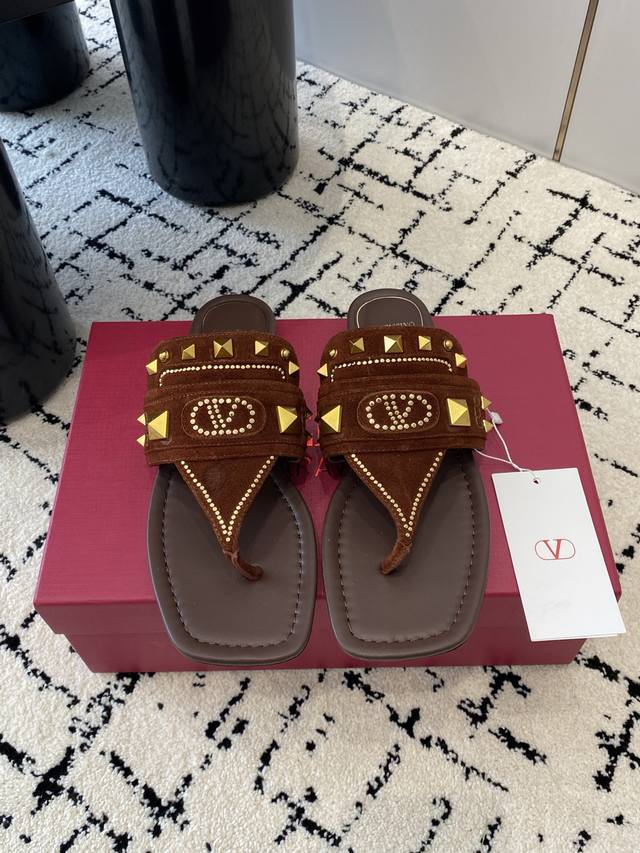 出厂 ，Valentin*华伦天奴新款-经典铆钉夹脚平底拖鞋 高品质！时尚随性，满载夏日风采！是各位小姐姐在炎热仲夏里的不二之选。 鞋面：定制头层牛皮 内里：定