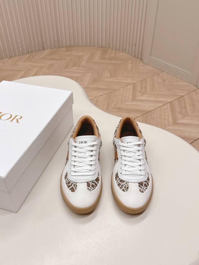 出厂 ，情侣款 迪奥 Dior 2025最新休闲板鞋，穿上它走路都带风这双板鞋简直是时尚界的骑士穿上它，感觉自己瞬间变身街头潮人，走路都带风牛皮拼老花 原版大底