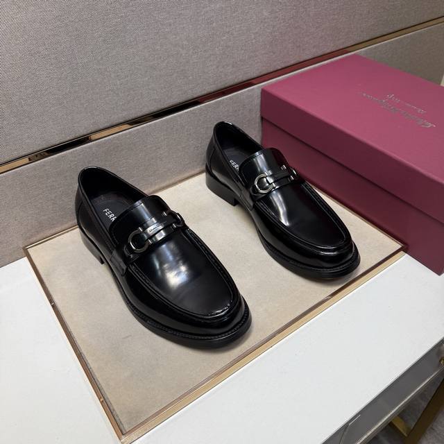 调工厂P价 男装男鞋 运动原单 菲拉格慕～ 男士休闲正装皮鞋 2025Z柜同步发售 码数:38-44 # 2个颜色鞋面选用牛皮拼接牛皮内里，舒适透气，鞋底：原版
