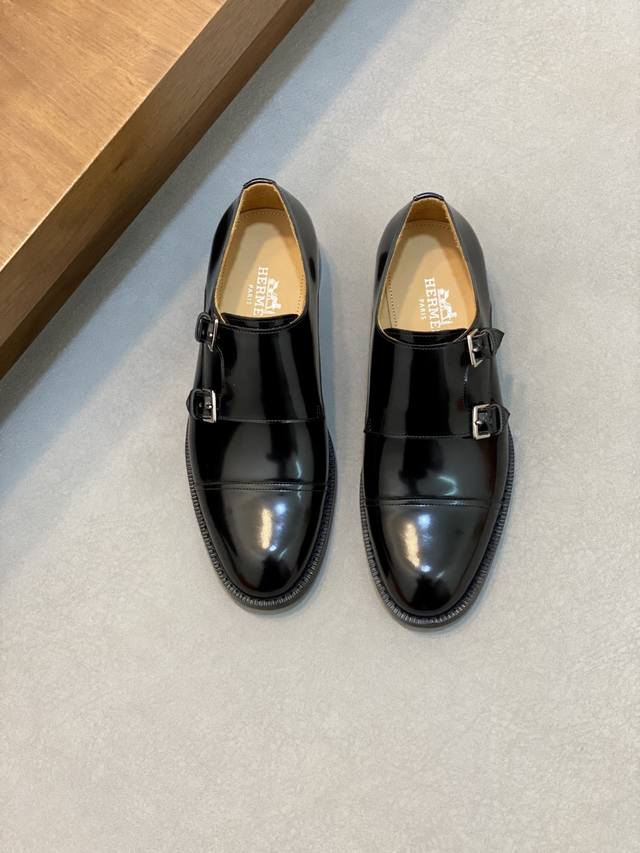 调工厂P价 男装男鞋 运动原单 Hermes 爱马仕 Game一脚蹬乐福鞋 这款乐福鞋采用雾面磨砂小牛皮制成，搭配搭配功能性Kelly鞋扣，轻松打造出时尚都市风