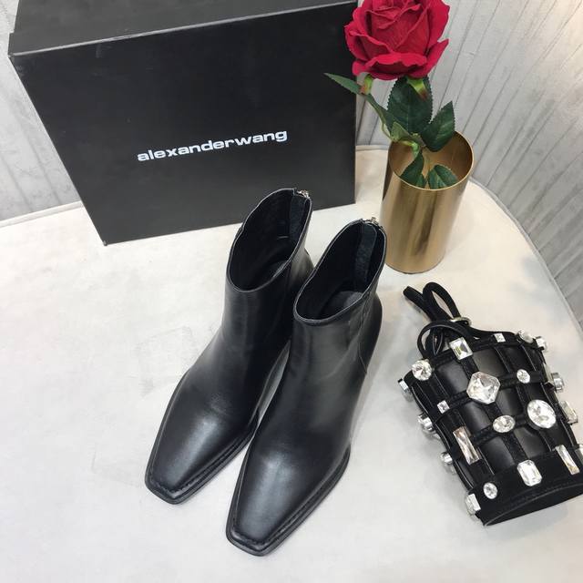 工厂P价 女装女鞋 运动原单 Alexander Wang 亚历山大王 纽约时装周秋冬季系列粗跟短靴。无敌街拍王，拯救整个秋冬小宇宙的利器！鞋面采用进口头层牛皮