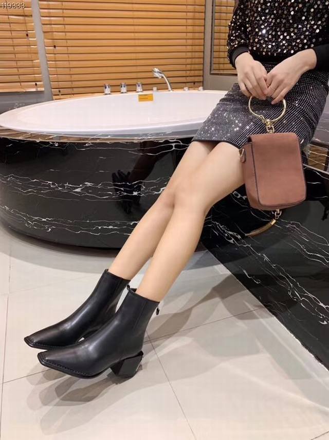 工厂P价 女装女鞋 运动原单 Alexander Wang 亚力山大王新款潮靴，方头鸭嘴性感鞋头，配上电镀字母异形跟的女王王者风范。顶级品质 今年最火爆的搭配，