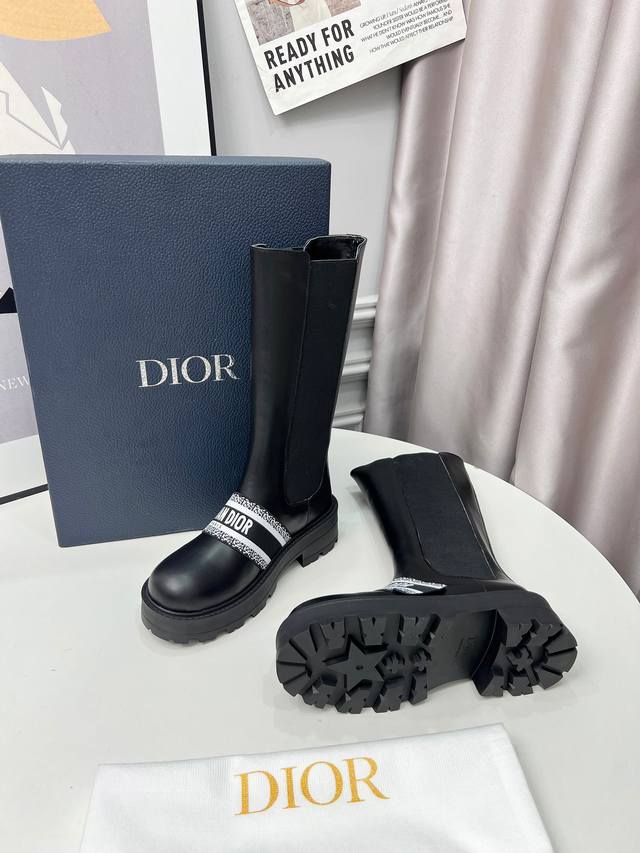 工厂P价 女装女鞋 运动原单 Dior 迪奥2025Ss复古英伦风布洛克新款松紧骑士长靴，超显腿细，大气耐看，帅气十足 上脚舒适 。 鞋面:全粒面小牛皮 内里:
