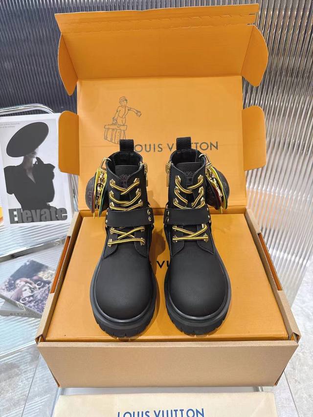 工厂P价 女装女鞋 运动原单顶级版本汉堡L联名款，国际时尚走秀首选版。男女同款。。独家开模，原版一比一复刻。汉堡包装饰可放钥匙和耳机。 鞋面采用大师级头层牛皮。