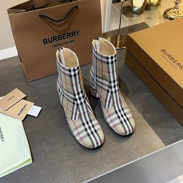 工厂P价 女装女鞋 运动原单短靴马术灵感及踝靴，精选材质，搭配品牌 House 格纹裁片。 内衬：100%羊皮 靴底：橡胶， 靴跟高：7Cm 靴筒高：10.5C