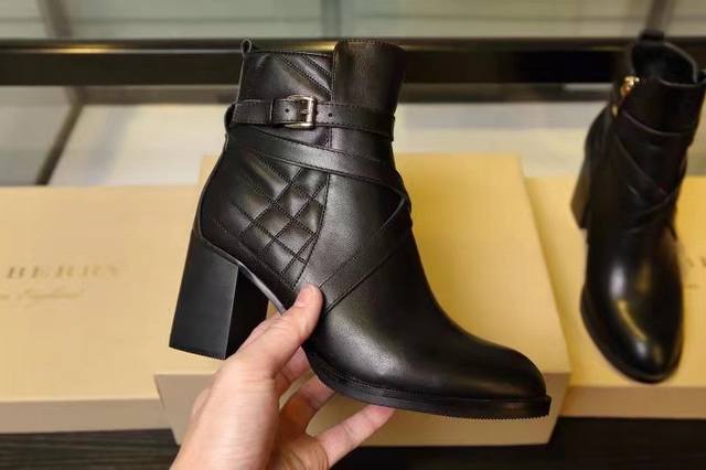 工厂P价 女装女鞋 运动原单巴宝莉 Burberry 马术灵感及踝靴，精选平滑皮革材质，搭配品牌 House 格纹裁片。 鞋面：牛皮，内衬：100%羊皮 靴底：