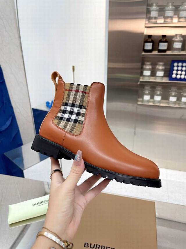 工厂P价 女装女鞋 运动原单 新款-- Burber*Y专柜主打款、出自名师设计。 搭配巴家独有的格子风格 鞋面采用顶级牛皮+羊皮内里 羊皮垫脚， 绝对是今年引