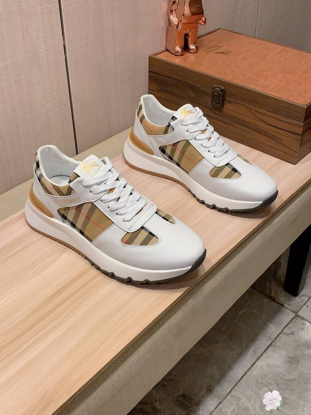 调工厂P价 男装男鞋 运动原单 巴宝莉* 最新爆款休闲鞋，顶端品牌 奢侈～代购，顶级～质量。 鞋面選用进口透气牛皮搭配材质透气羊皮垫脚 精细做工。原版个性时尚柔