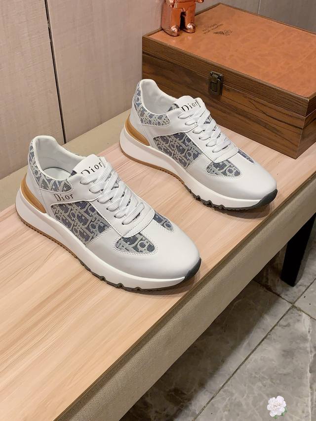调工厂P价 男装男鞋 运动原单 迪奥Dior* 最新爆款休闲鞋，顶端品牌 奢侈～代购，顶级～质量。 鞋面選用进口透气牛皮搭配材质透气羊皮垫脚 精细做工。原版个性