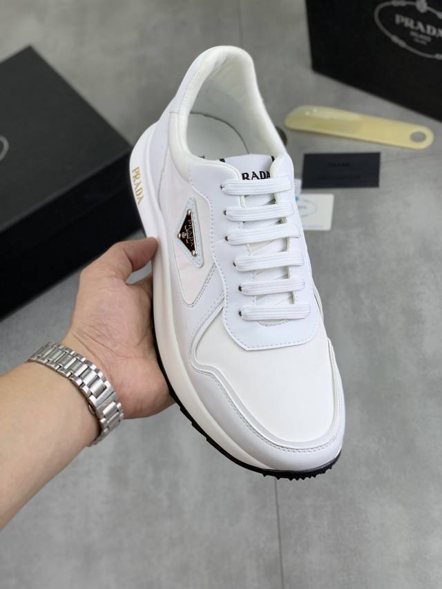 调工厂P价 男装男鞋 运动原单 Prada普拉达 透气舒适男鞋官网经典最新款上市了1：1复制，香港同步，走秀同台；全部采用小牛皮配透气网布面料进口柔软舒适猪皮内