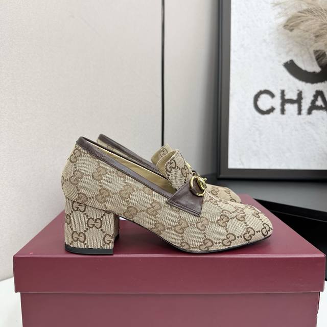 工厂P价 女装女鞋 运动原单 2025秋季新款Gucci 古奇浅口单鞋马衔扣乐福鞋，巧妙运用圆形鞋头等设计时尚风范 面料：牛漆皮 羊皮 内里，垫脚 ：羊皮 跟高