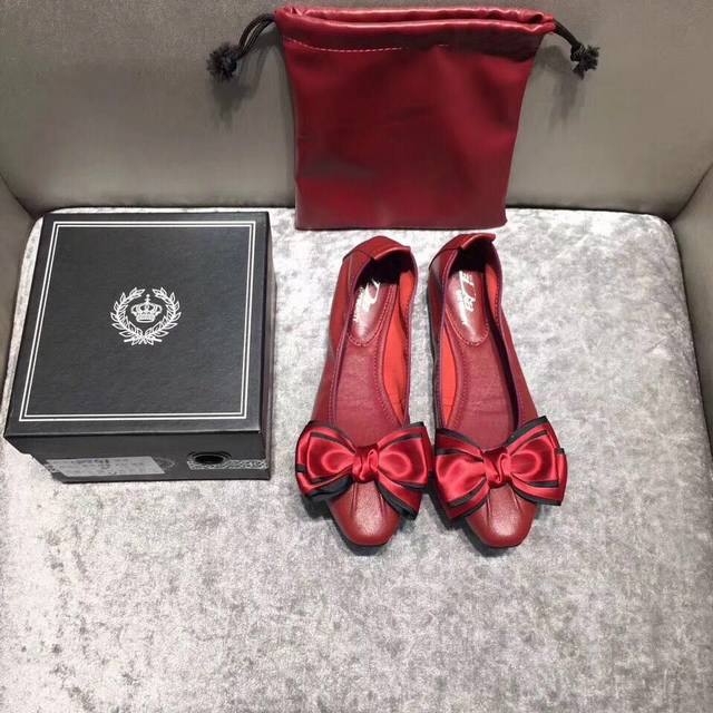 出厂价P 女装女鞋 运动原单 菲拉格慕面料采用混种绵羊皮制作，！鞋底采用防滑 柔软 耐折橡胶大底 别致的经典款 气质和舒适你都同时拥有了 ！ 扣饰采用优雅绸缎蝴