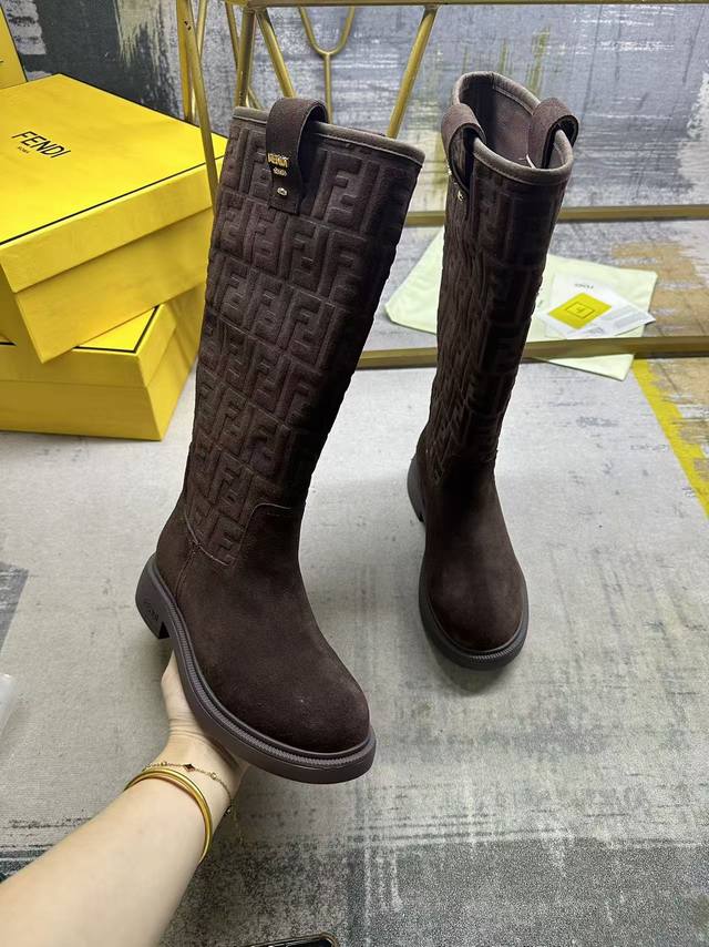工厂P价 女装女鞋 运动原单 Fendi最新爆款骑士高筒靴，咖啡色绒面材质，鞋腿饰有标志性烫印Ff图案，搭配金属扣件字样细节，羊皮内里垫脚，同色系大底，35-4