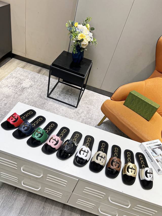 工厂P价 女装女鞋 运动原单古奇最新爆款火爆上市。专柜原版鞋开模精心制作，大牌明星最爱的奢侈品，穿脚非常舒适的一款平底凉鞋。面料小牛皮，内里羊皮，面料有黑色、红