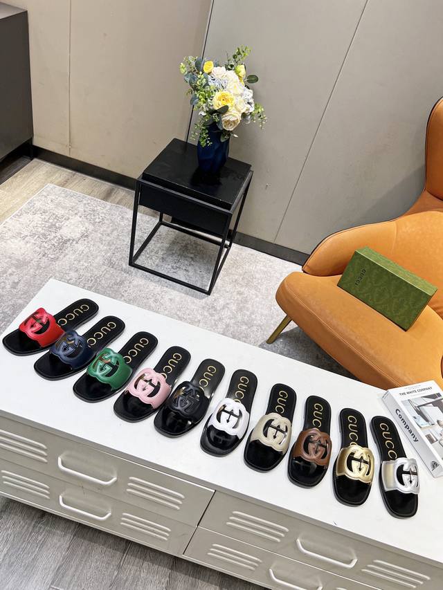 工厂P价 女装女鞋 运动原单古奇最新爆款火爆上市。专柜原版鞋开模精心制作，大牌明星最爱的奢侈品，穿脚非常舒适的一款平底凉鞋。面料小牛皮，内里羊皮，面料有黑色、红