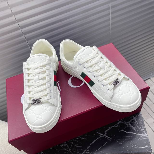 工厂P价 女装女鞋 运动原单 Gucc* 最新Ace系列饰织带运动鞋 自问世以来，Ace系列运动鞋延续品牌叙事，匠心成就主打单品。全新系列呈现特色低帮设计，搭配