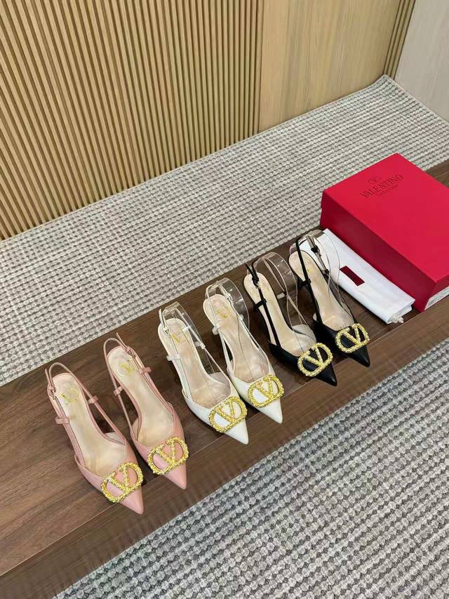 工厂P价 女装女鞋 运动原单克洛施钻扣 珍珠Valentino.华伦天奴大V扣凉鞋秘专柜最新系列 正品级版本 细节完美 正品一比一打造 所有细节正品一致 上脚非