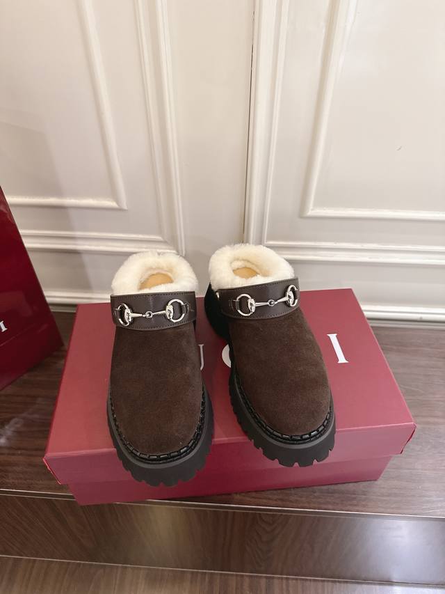 工厂P价 女装女鞋 运动原单 Gucci 饰马衔扣羊毛穆勒鞋沟纹底半拖 作为品牌对马术本源的致敬之作，马衔扣历经岁月洗礼之后，将厚重历史底蕴和现代时尚流行融合形