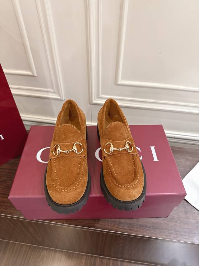 工厂P价 女装女鞋 运动原单 Gucci 饰马衔扣沟纹底乐福鞋 作为品牌对马术本源的致敬之作，马衔扣历经岁月洗礼之后，将厚重历史底蕴和现代时尚流行融合形成一体