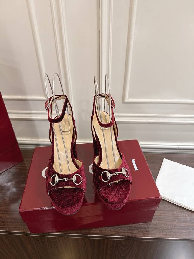 工厂P价 女装女鞋 运动原单 最新Guccl经典马衔扣天鹅绒厚底高跟凉鞋 此系列演绎全新时尚魅力 ，延续超高跟设计，鞋面：天鹅绒 内里垫脚：原版小羊皮 意大利真