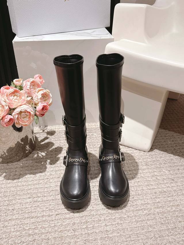代购级 女装女鞋 运动原单 Dior 迪奥 25新款 中靴 高筒靴 布洛克长靴 25早春成衣系列新品，彰显高订魅力。黑色橡胶效果牛皮革筒形设计，侧面饰以银色拉链