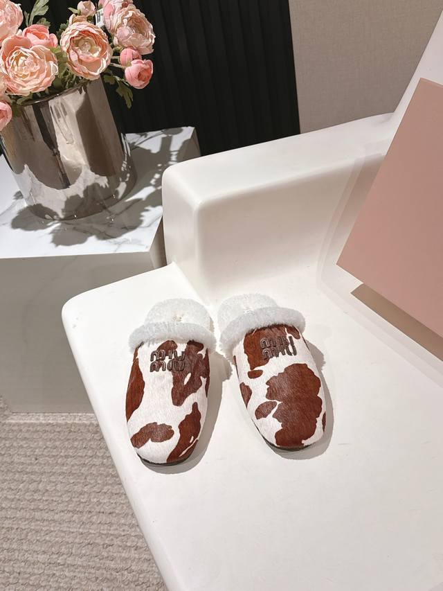 工厂P价 女装女鞋 运动原单 Miumiu25秋冬新款进口羊毛拖鞋 简约造型，超轻原版开模鞋底，脚感妥妥满分好穿好搭， 鞋面：羊皮 内里：进口羊毛 Size: