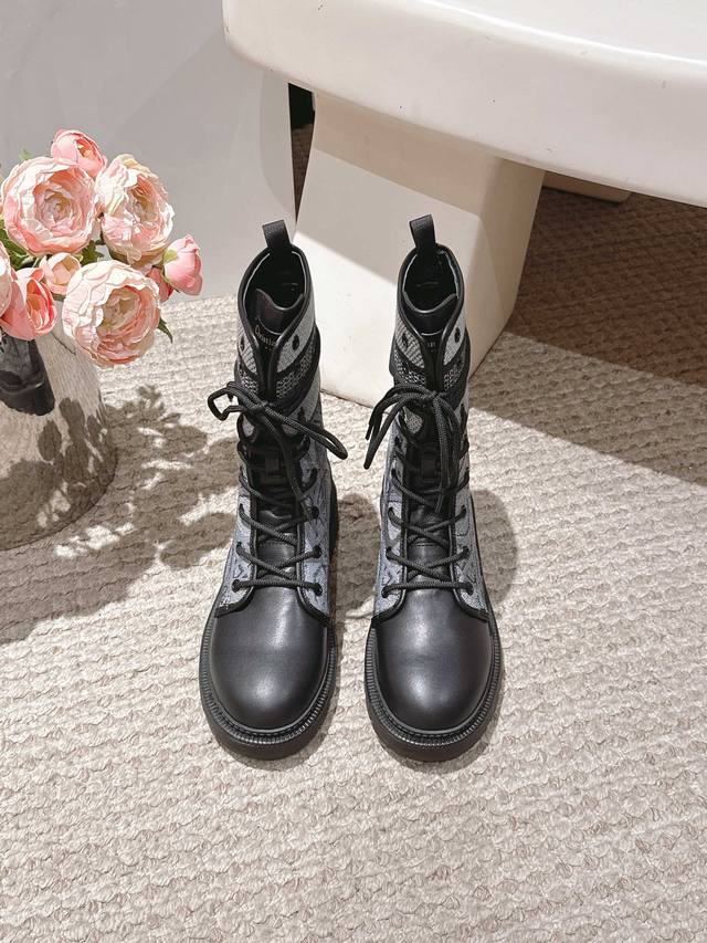 出厂价P 女装女鞋 运动原单 Dior 迪奥 秋冬新款马丁靴 中筒靴 切尔西短靴 1:1原版复刻 市面最高版本 鞋面采用小牛皮 拼接最新进口科技电绣棉布面 楦型