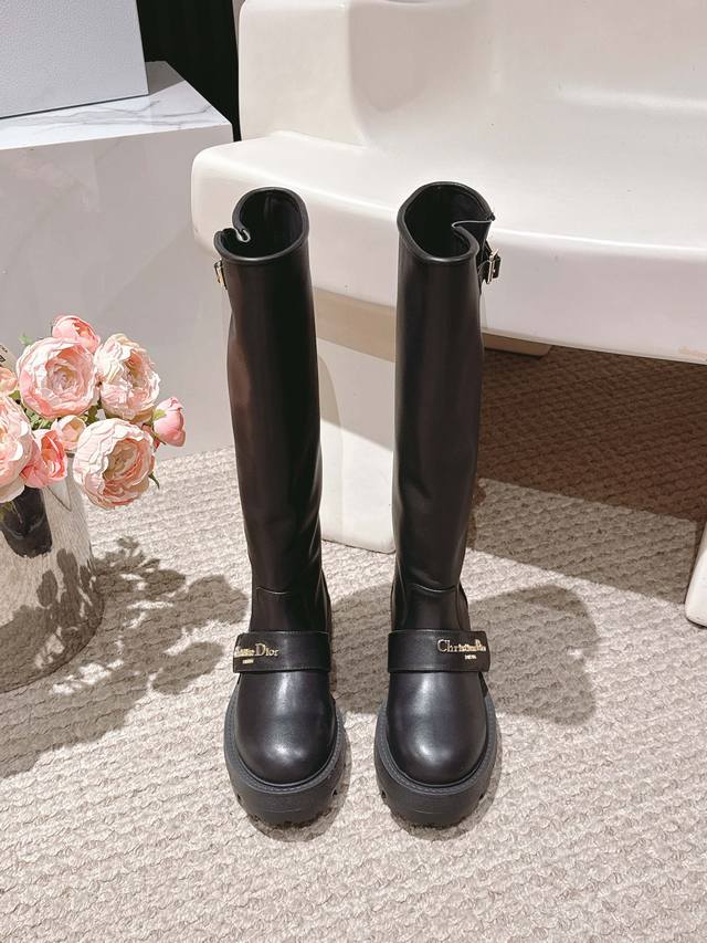 出厂价P 女装女鞋 运动原单 Dior 迪奥 秋冬新款骑士靴 长靴 1:1原版复刻 市面最高版本 鞋面采用小牛皮 拼接最新进口科技电绣棉布面 楦型百搭显瘦 造型
