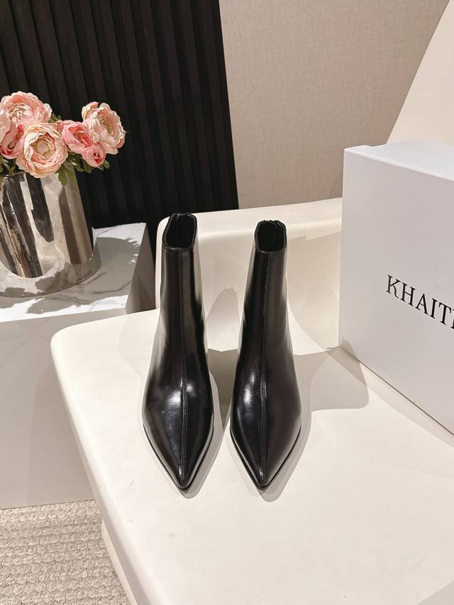 出厂价P 女装女鞋 运动原单 Khaite 2025秋冬新款绝美神靴又A又飒不一定斩男，但一定斩女鞋型纤细又时髦，微微的堆积感超显腿细女神的百搭瘦腿靴，轻松穿出