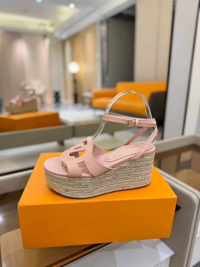 工厂P价 女装女鞋 运动原单 L V 走秀款厚底麻绳凉鞋 香港原版购入一比一开模 今年的款式比去年增加了新原素 显得更为大牌 皮面款采用原版仿旧打蜡牛皮 内里垫