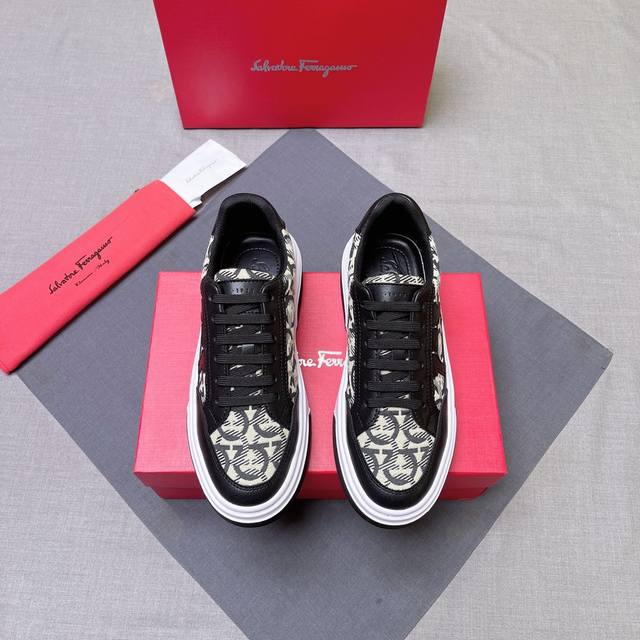 调工厂P价 男装男鞋 运动原单 Ferragamo 菲拉格慕 新款男士Gancini轮廓低帮休闲鞋，这款低帮休闲鞋选用麂皮及小牛皮皮革制造。其灵感源自九十年代篮