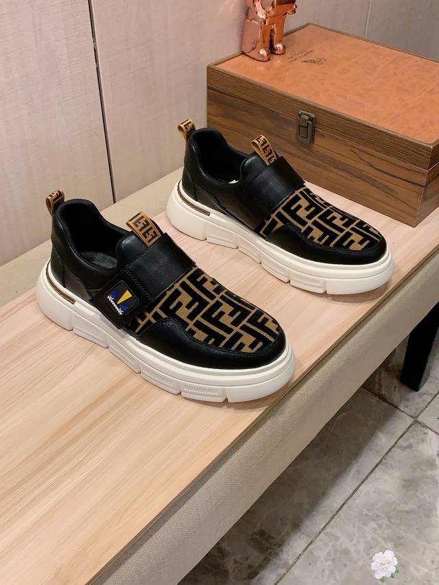 调工厂P价 男装男鞋 运动原单 芬迪Fendi* 最新爆款休闲鞋，顶端品牌 奢侈～代购，顶级～质量。 鞋面選用进口透气牛皮搭配材质透气羊皮垫脚 精细做工。原版个