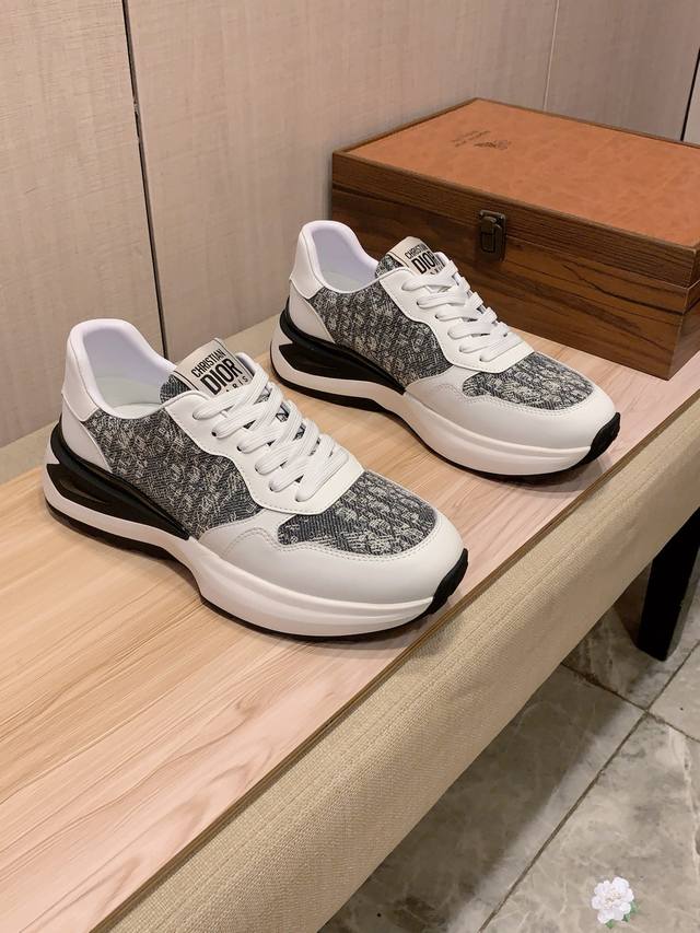 调工厂P价 男装男鞋 运动原单 迪奥Dior* 最新爆款休闲鞋，顶端品牌 奢侈～代购，顶级～质量。 鞋面選用进口透气牛皮搭配材质透气羊皮垫脚 精细做工。原版个性