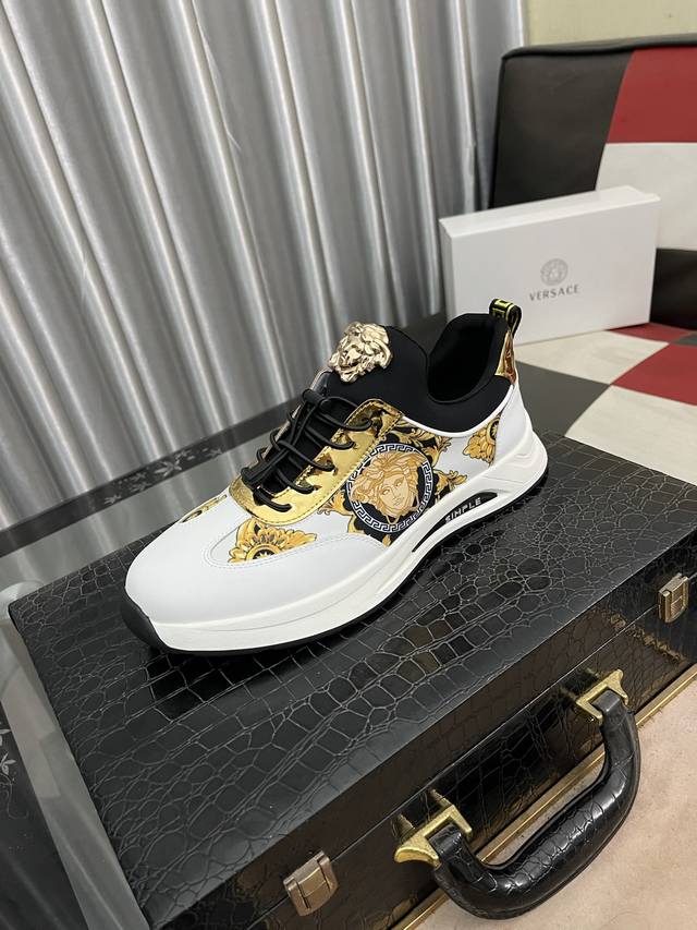 调工厂P价 男装男鞋 运动原单 Versace 范思哲时尚男鞋奢华品质，设计师在每一期都专业打造出范思哲每一款休闲鞋靴风格不一。鞋面采用意大利进口牛皮拼接，舒适