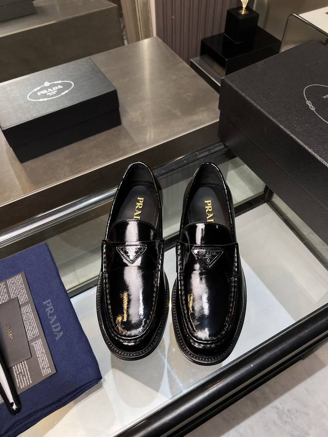 调工厂P价 男装男鞋 运动原单 Prada普拉达高端男士热卖精品休闲皮鞋，进口牛皮革乐福鞋将工致元素与摩登魅力融合，韧性强耐折不易变形，经久耐穿！进口水染牛皮内
