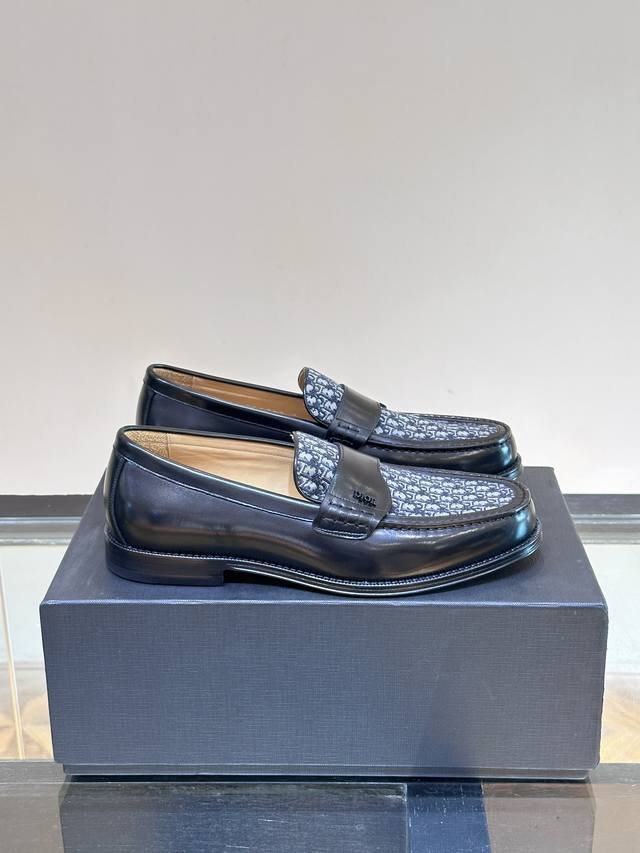 调工厂P价 男装男鞋 运动原单 D～R男士经典真皮大底乐福皮鞋，便鞋款式设计，方便穿脱。采用原版印花帆布拼接牛皮精心制作，与 Shawn Stussy 携手打造