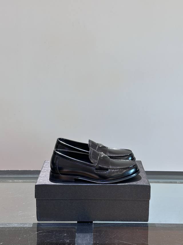 调工厂P价 男装男鞋 运动原单 Prada 普拉达经典真皮大底正装休闲皮鞋，鞋面采用进口牛皮打造，皮质纹理细腻，色泽光亮饱满，精致缝线细节，品质尊贵，款式典雅。