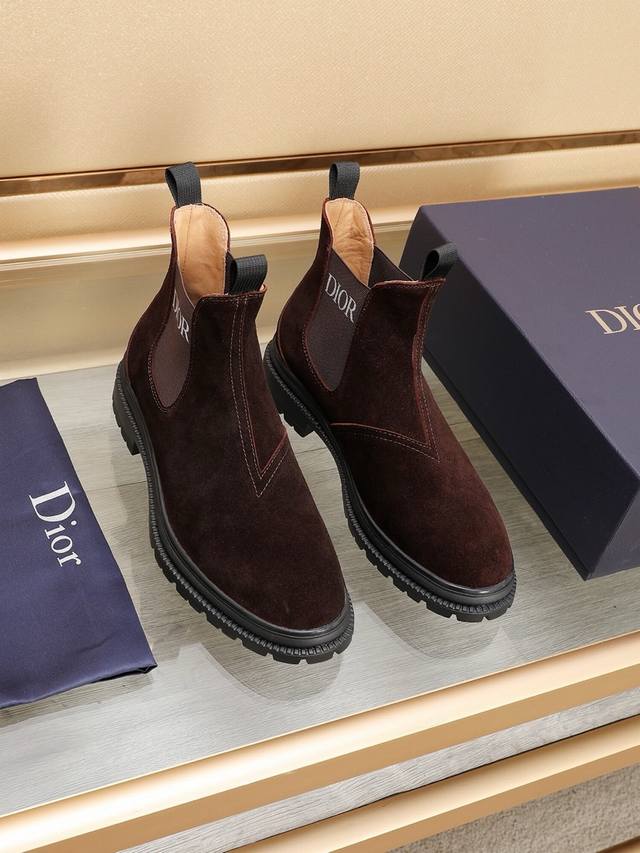 调工厂P价 男装男鞋 运动原单 Dior 迪奥同步上线 这款休闲运动鞋是该系列新品，延续 Di*R的经典款式。鞋面选用原版头层牛皮制作，搭配纹理大底，侧鞋口处均