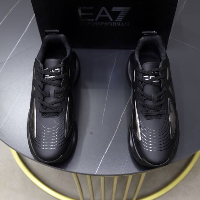 调工厂P价 男装男鞋 运动原单 品牌：阿玛尼Arm Ni 标准码：39-45 等级：官网同款 材料：原版透气防水面料 舒适内里 轻便耐磨大底 款式类别：男士时尚
