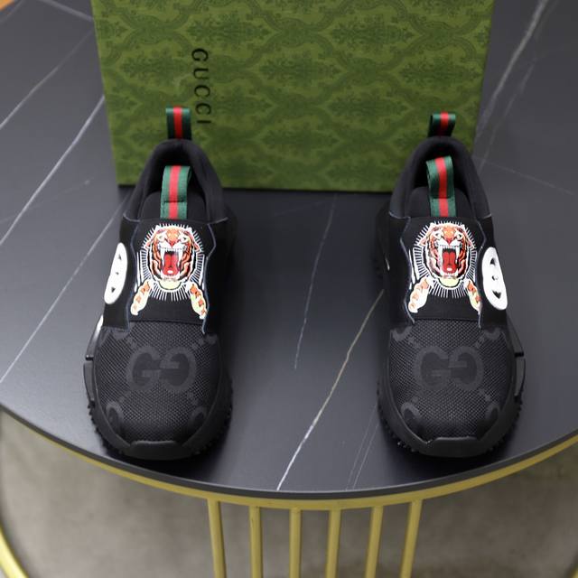 调工厂P价 男装男鞋 运动原单 品牌：古奇Gucci 标准码：38-44 45订做 等级：官网同款 材料：原厂牛皮材料拼接品牌布匹 舒适透气内里 轻便耐磨运动大