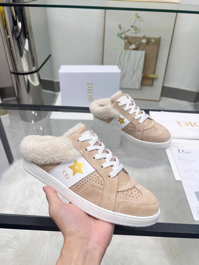 工厂P价 女装女鞋 运动原单这款 Dior Star运动鞋是一款时尚单品，进一步丰富该系列。露跟式设计，搭配白色羊皮革效果里料，突显与众不同的风格。高丝光米色绒