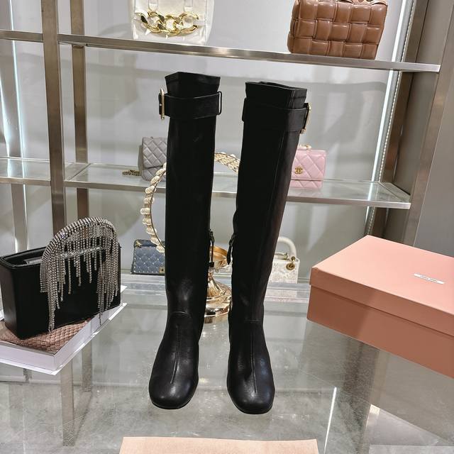 出厂价P 女装女鞋 运动原单 缪缪 25Ss秋冬新款 粗跟 长靴 走秀款从高定秀款就一直备受关注的靴子切尔西靴 不过膝长靴太太太好看了 马上拿下！太美了 赶紧早