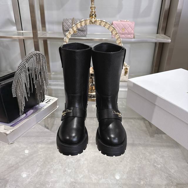 出厂价P 女装女鞋 运动原单 Dior 迪奥2025 秋冬新款D-Quest系列朋克风藤格纹电绣女靴 明星同款Cd字母Logo五金皮带扣机车靴 低跟厚底圆头一脚