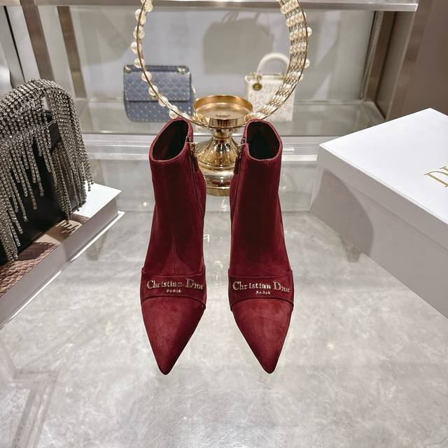 出厂价P 女装女鞋 运动原单 Dior.迪奥新款 靴子系列新款火热上场，上脚舒服，女人味十足 Cd明星同款时尚尖头珍珠短靴 赋予这款鞋履舒适感与独特气质。 面料