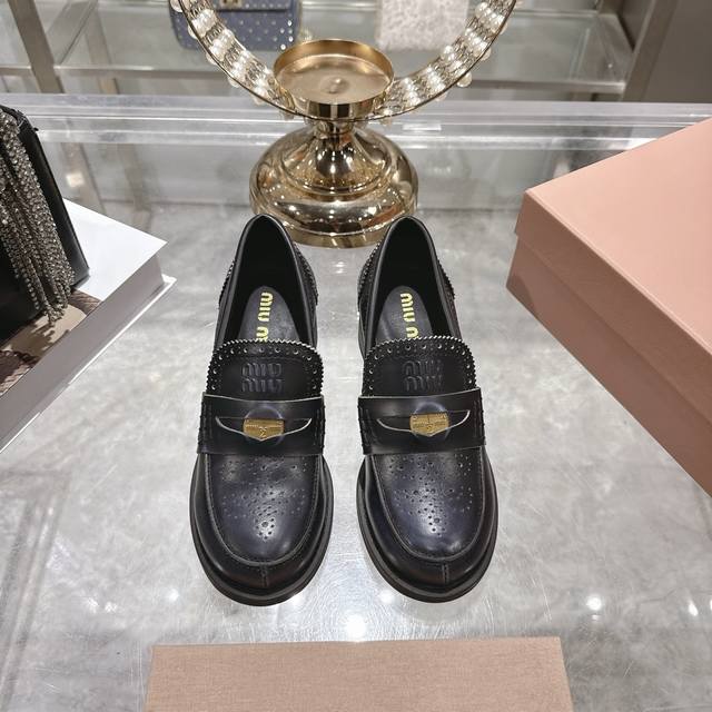 出厂价P 女装女鞋 运动原单 Miu Miu 25Ss 缪缪秋冬新款做旧半圆头单鞋 Miumiu 秋冬新款，细节的设计在一众乐福鞋中脱颖而出，整体鞋型圆滑秀气，