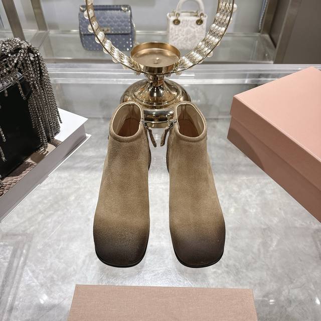 出厂价P 女装女鞋 运动原单 Miumiu 2025Ss秋冬新款圆头短靴 Miu系全球限量款靴子，今年最值得入手的靴子 重工艺手工鞋 复古擦色牛皮短靴 满满的复