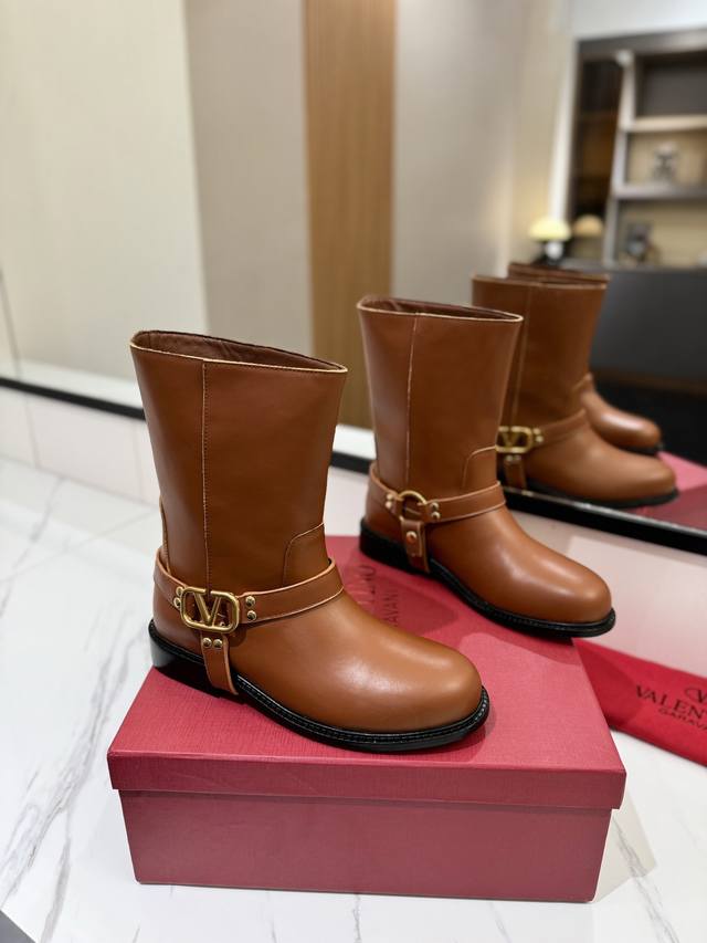 工厂P价 女装女鞋 运动原单 Valentino Garavanivl -V专柜最新款骑士中筒战靴外侧V扣锁版面设计- 顶级版本绝对史上最强货 舒适好穿楦型与专